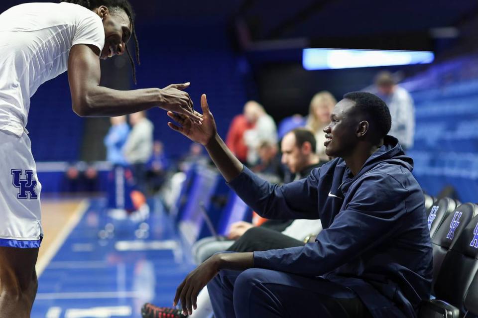 Khaman Maluach, right, chats with Kentucky freshman center Aaron Bradshaw during his official visit to UK on Feb. 13 prior to the Wildcats’ win that night against Ole Miss in Rupp Arena. Silas Walker/swalker@herald-leader.com