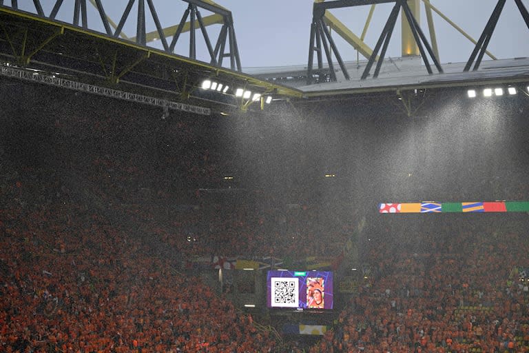 La lluvia cae en Dortmund y el público espera por el partido