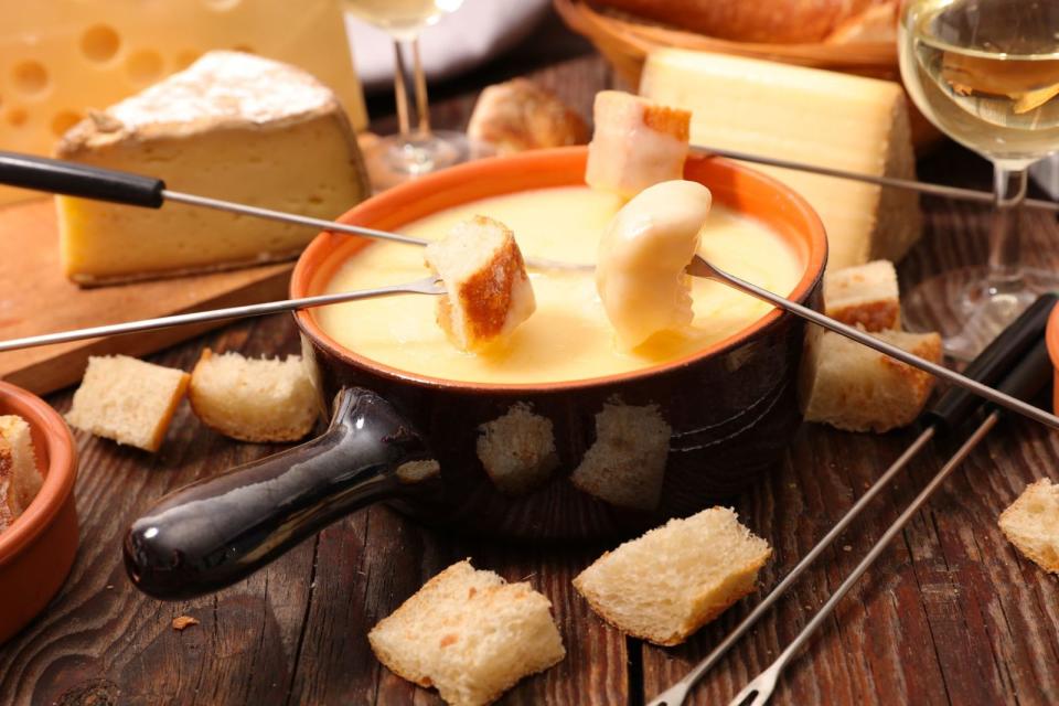 Manche Dinge sind im Winter einfach wesentlich besser als im Sommer: ein köstliches Fondue zum Beispiel. Schon fühlen Sie sich, als wären Sie in den Schweizer Bergen. Oder Sie machen mit Ihrer Familie einen ausgiebigen Raclette-Abend, das hebt nicht nur die Stimmung, es lässt auch die dunkle Jahreszeit wesentlich fröhlicher erscheinen. (Bild: iStock / margouillatphotos )