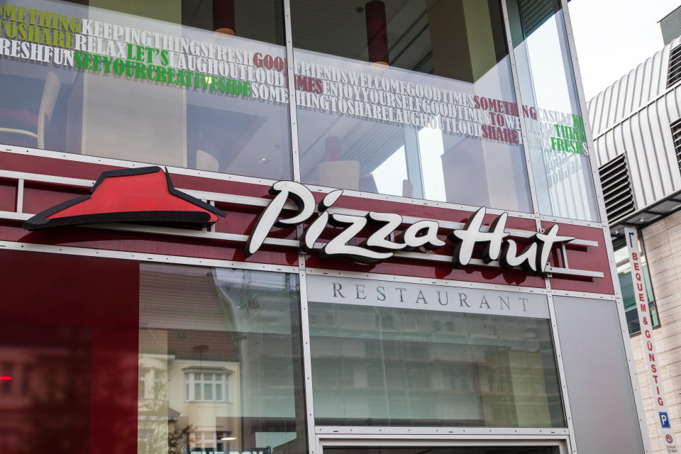 <p>Die Kette liefert sich seit Jahren ein Kopf-an-Kopf-Rennen mit dem Konkurrenten Domino’s. Pizza Hut zieht dabei jedoch den kürzeren, denn ihr Markenwert schrumpfte von 2017 zu 2018 um 9 Prozent auf 7,4 Milliarden Dollar. </p>