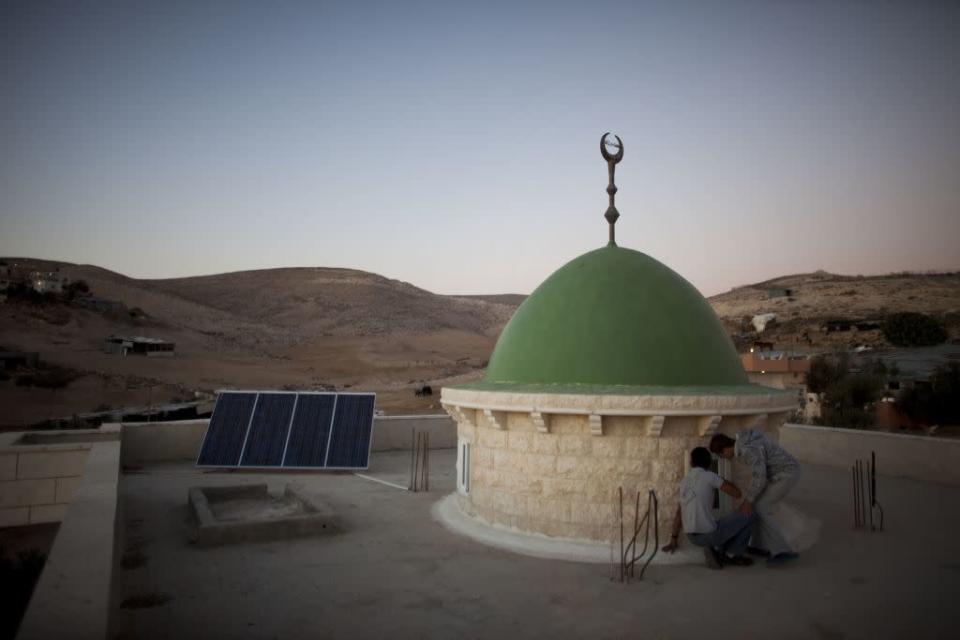 <b>DAREJAT, ISRAEL:</b> Photovoltaic solar panels provide electricity to a mosque in the Bedouin Arab village of Darajat in Israel's Negev desert.