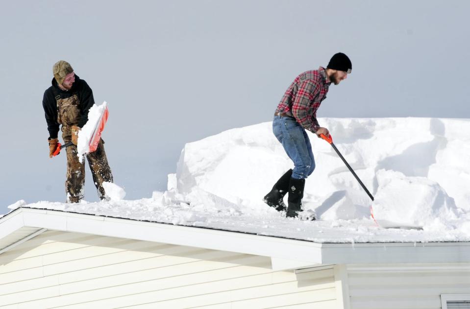 Shoveling snow from rooftops is dangerous, but the weight of too much snow can collapse a weak or older roof. <a href="https://newsroom.ap.org/detail/WintryWeatherPhotoGallery/4ac5affce0ca47148de8d5427e0af75d/photo" rel="nofollow noopener" target="_blank" data-ylk="slk:AP Photo/Gary Wiepert;elm:context_link;itc:0;sec:content-canvas" class="link ">AP Photo/Gary Wiepert</a>