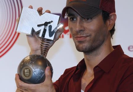 Best World Stage award winner, Singer Enrique Iglesias, poses during the 2014 MTV Europe Music Awards at the SSE Hydro Arena in Glasgow, Scotland, November 9, 2014. REUTERS/Russell Cheyne