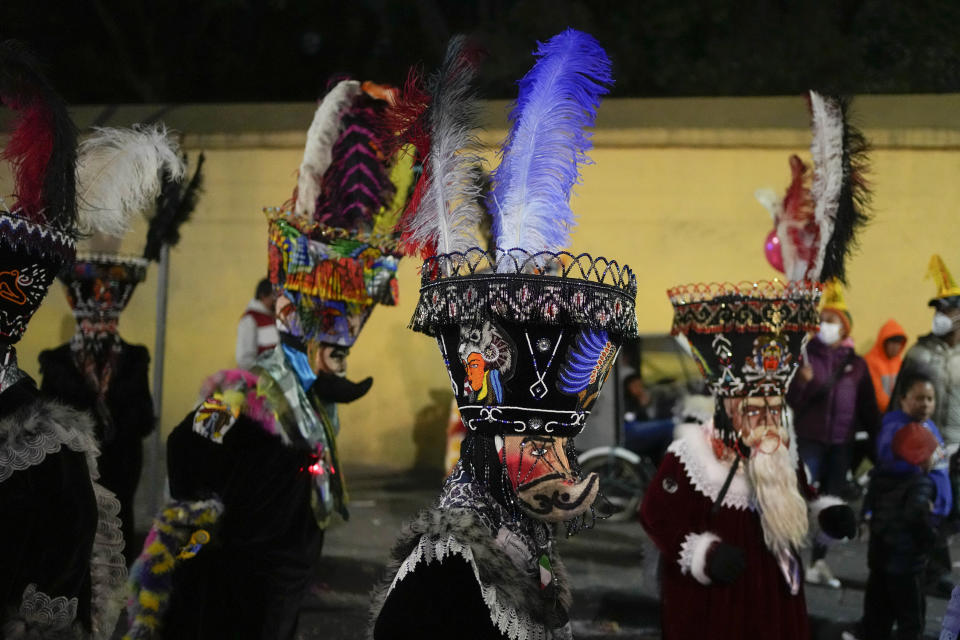 Bailarines mexicanos de la comparsa Brinco de Fe participan en la procesión de "Niñopa" durante una posada navideña en la delegación Xochimilco de la Ciudad de México, el miércoles 21 de diciembre de 2022. Durante los últimos 400 años, los residentes han realizado posadas entre los días 16 y 24 de diciembre, cuando llevan las estatuas del niño Jesús en procesión en conmemoración del frío y difícil viaje de María y José desde Nazaret a Belén en busca de refugio. (AP Foto/Eduardo Verdugo)