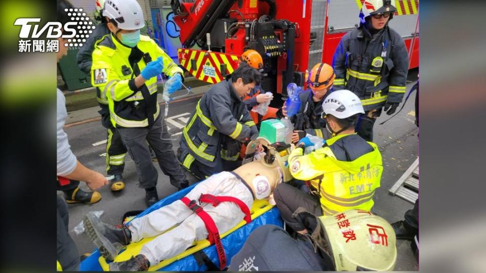  警消人員準備將傷者送醫搶救。（圖／TVBS）