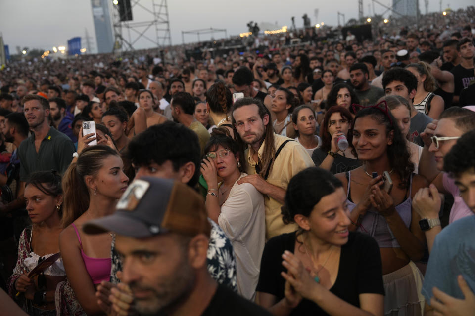 Una mujer llora mientras su acompañante la reconforta en el concierto Nova Healing en Tel Aviv, Israel, el jueves 27 de junio de 2024. Esta fue la primera reunión masiva de Tribe of Nova desde el ataque de Hamas del 7 de octubre de 2023 que dejó a cientos de heridos y secuestrados en el festival de música Nova. (Foto AP/Ohad Zwigenberg)