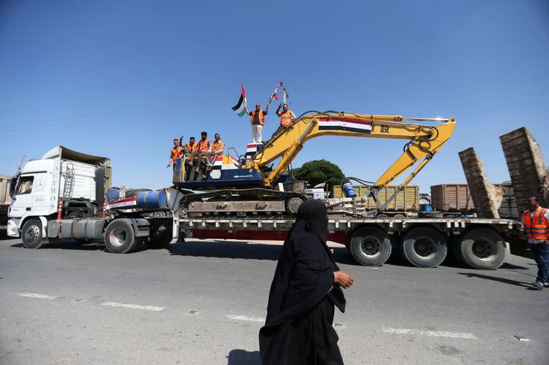 Egypt sends building equipment to Palestinians in Gaza Strip