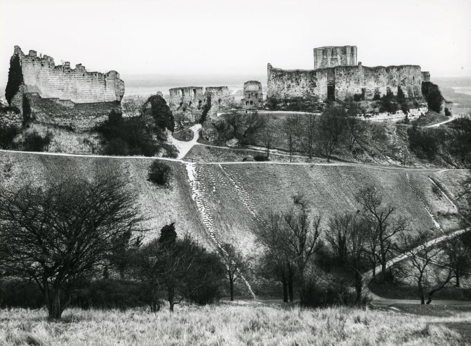 A black and white image of the ruins of a French castle.