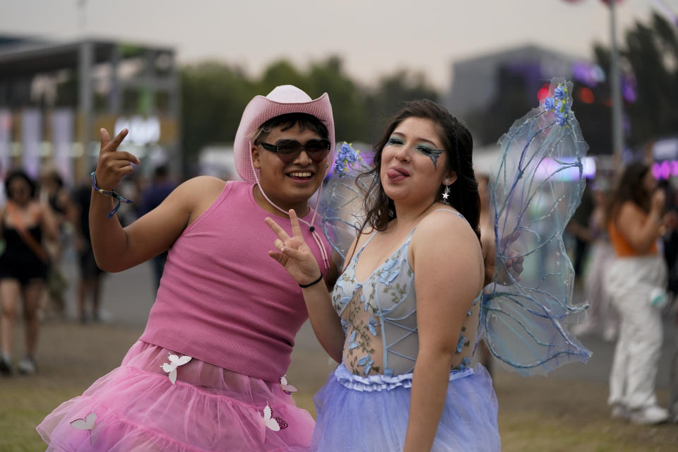 Fans disfrazados de hadas en el Festival Tecate Emblema en la Ciudad de México el sábado 18 de mayo de 2024. (Foto AP/Aurea Del Rosario)