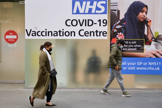 The UK has reintroduced pandemic restrictions amidst emergence of the Omicron Covid-19 variant. (Photo: SOPA Images via Getty Images)