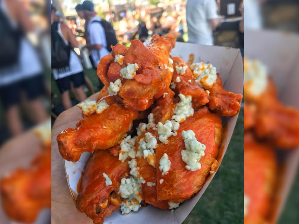 <p>Wie wäre es beim nächsten Festival statt mit Ravioli aus der Dose mit Hot Buffalo Wings und Blauschimmelkäse? So ein kulinarisches Highlight gibt es bisher leider nur auf dem Coachella. (Bild-Copyright: lafoodieguy/Instagram) </p>