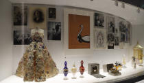 <p>La muestra también incluye cuadros, fotografías y algunos objetos personales del propio Christian Dior. (Foto: Alastair Grant / AP). </p>