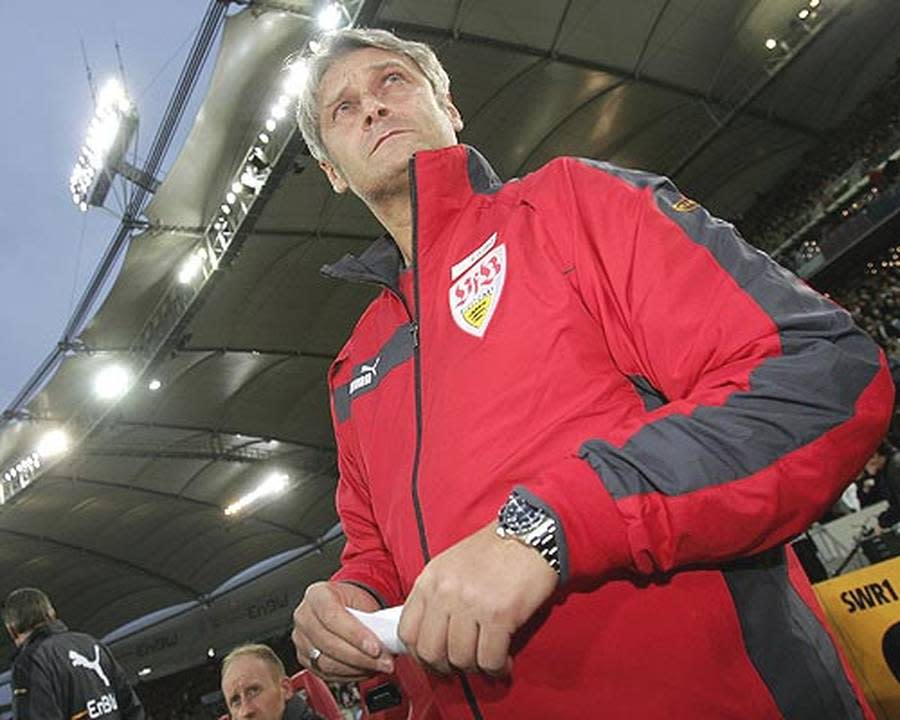 Trotzdem tritt Veh im Februar 2006 die Nachfolge von Giovanni Trapattoni beim VfB Stuttgart an. Im April 2006 gibt der Verein bekannt, dass der ursprünglich bis Juni 2006 laufende Kontrakt mit Veh bis zum Sommer 2007 verlängert wird. Die erste Halbserie in Stuttgart verläuft jedoch schwierig für Veh. Er scheidet mit seiner Mannschaft im UEFA-Pokal aus und landet in der Bundesliga nur auf Rang 9