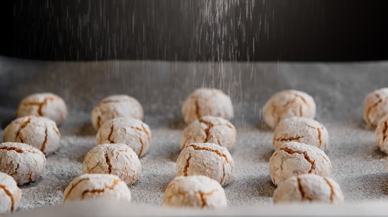 amaretti cookies with powdered sugar