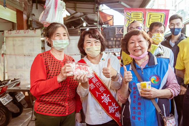 嘉義市長候選人黃敏惠到共和市場拜票，民眾送蒜預祝。（黃敏惠提供／廖素慧嘉市傳真）