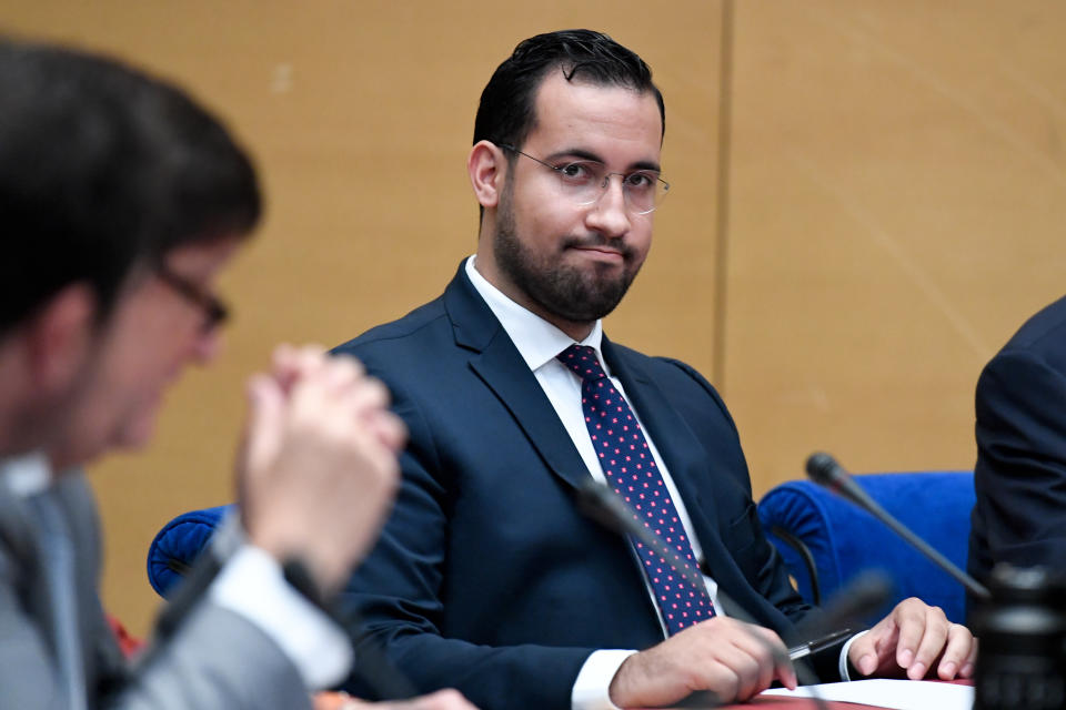 <p>Tout commence le 18 juillet par la publication d’une vidéo, datant du 1er mai, dans laquelle on voit Alexandre Benalla, chargé de mission à l’Élysée, s’en prendre violemment à un homme et malmener une jeune femme en marge des manifestations. Censé être présent en tant que simple observateur, il est coiffé d’un casque, porte un brassard de police et manipule un talkie-walkie, alors que ces deux derniers équipements sont normalement réservés aux forces de l’ordre. Le lendemain, le porte-parole de la présidence condamne “un comportement inacceptable” et informe que des sanctions – la suspension de Benalla, avant qu’une procédure de licenciement ne soit finalement engagée – ont été prises. Si Emmanuel Macron se contente d’affirmer que “la République est inaltérable”, l’affaire fragilise l’Élysée et agite l’Assemblée, reléguant les débats sur la réforme constitutionnelle au second plan. Car les révélations autour des privilèges du chargé de mission, âgé de 26 ans, se multiplient: salaire important, voiture de fonction dotée d’un gyrophare, logement de fonction situé dans une dépendance de l’Élysée quai Branly, autorisation de port d’arme… Visé par une enquête préliminaire, Alexandre Benalla est placé en garde à vue le 20 juillet avant d’être mis en examen deux jours plus tard. (Crédit Bertrand GUAY / AFP) </p>