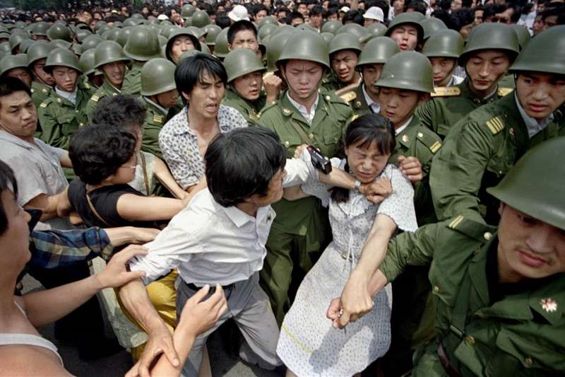 六四、天安門、1989年6月3日，北京市民與軍警發生推擠衝突。（AP）