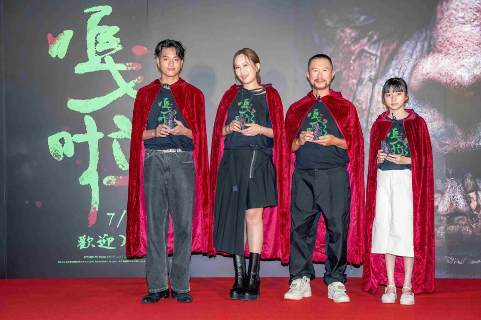 李恩佑（左起）、瑪菲司、徐灝翔、翁妮妮在電影《嘎啦》中飾演一家人。（圖／CATCHPLAY提供）