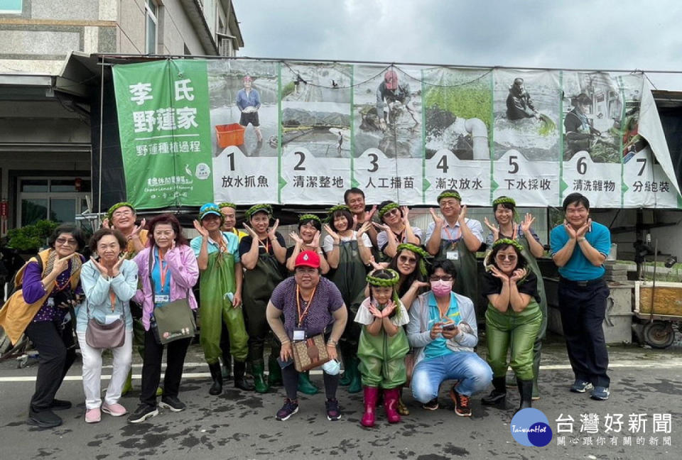 ▲楠梓區婦女社會小組和來自北高雄的新住民在區長吳淑惠帶隊下，一同探訪美濃綠金產業。