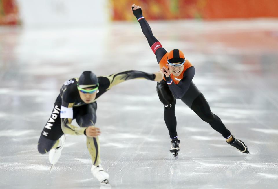 Jan Smeekens of the Netherlands (R) and Japan's Keiichiro Nagashima skate during the men's 500 metres speed skating race at the Adler Arena during the 2014 Sochi Winter Olympics February 10, 2014. REUTERS/Issei Kato (RUSSIA - Tags: OLYMPICS SPORT SPEED SKATING)