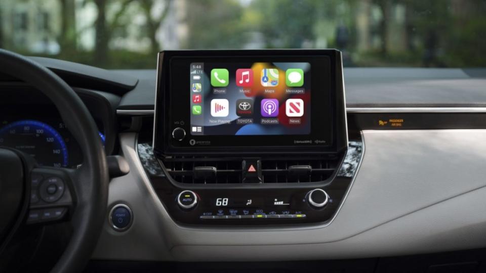 目前無論是有線還是無線連接的Apple CarPlay，本質上都還是手機投影功能的一種。(圖片來源/ Toyota)