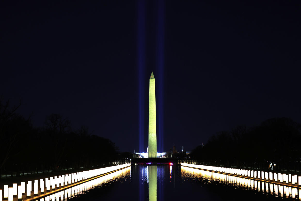 Columnas que representan a las víctimas del coronavirus se alinean en la Piscina Reflectante del Monumento a Lincoln en la víspera de la toma de posesión de Joe Biden, el 19 de enero de 2021. 