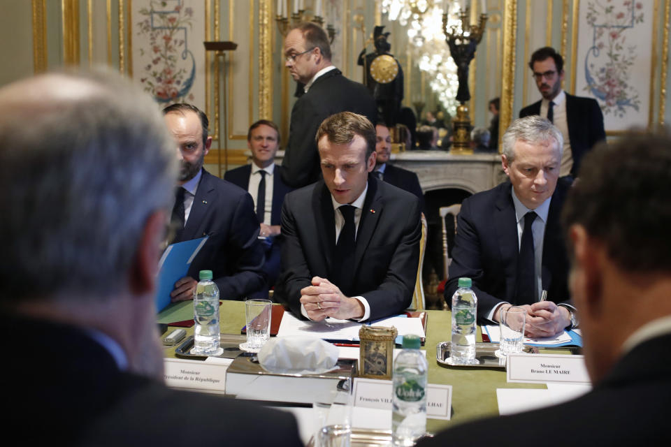 El presidente francés Emmanuel Macron, centro, durante una reunión en el Palacio del Elíseo, en París, el martes 11 de diciembre de 2018. (AP Foto/Thibault Camus, Pool)