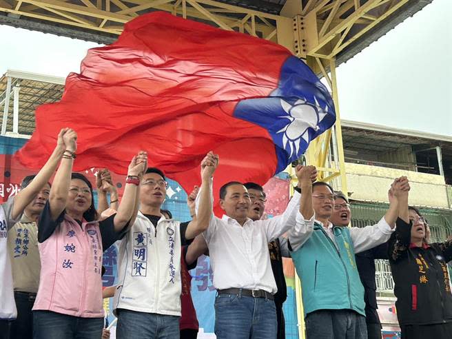 國民黨籍總統參選人侯友宜20日至屏東潮州日式歷史建築文化園區參加客家節活動兼造勢，現場湧入不少支持民眾力挺。（謝佳潾攝）