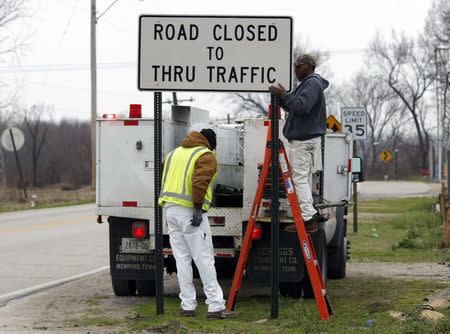 City of Memphis employees, closed roads as flood waters approach their crest in Memphis, Tennessee January 4, 2016. REUTERS/Karen Pulfer Focht