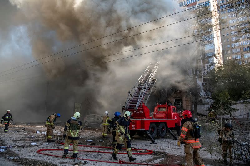 Evacuación de un edificio residencial destruido por drones rusos en Kiev