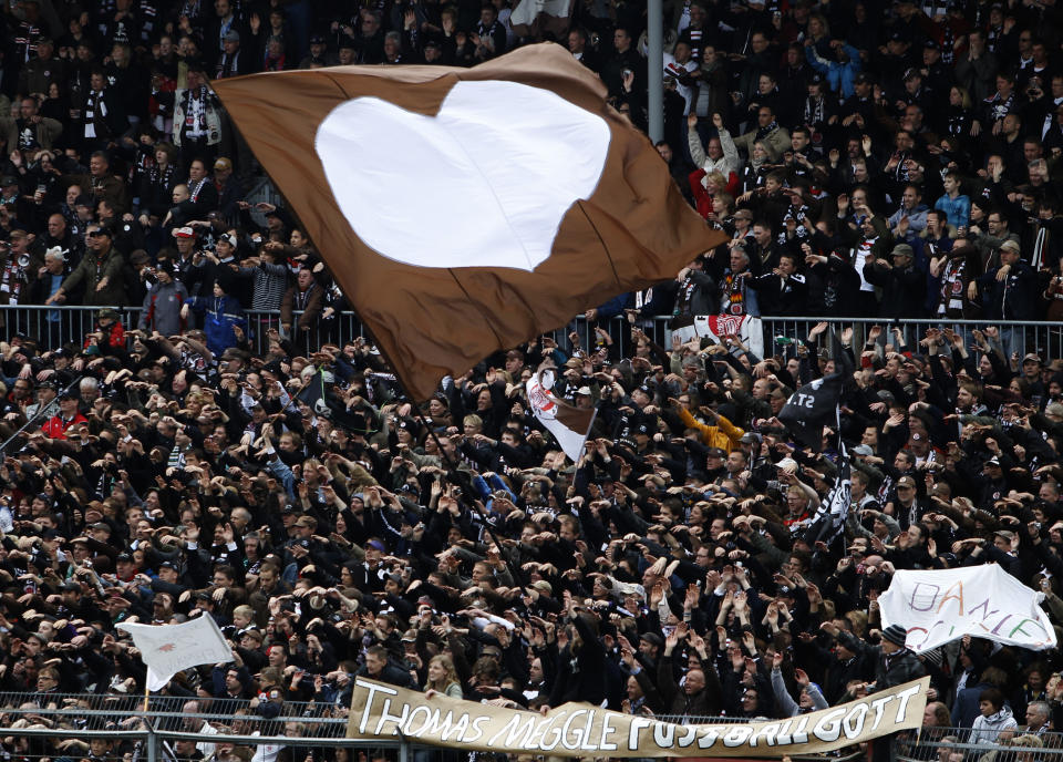 Komplett volle Stadien wie hier am Millerntor wird es auch mit der 2G-Regel nicht geben, doch viele Sportvereine hoffen auf mehr Zuschauer durch das neue Modell. (Bild: REUTERS/Christian Charisius/Files)