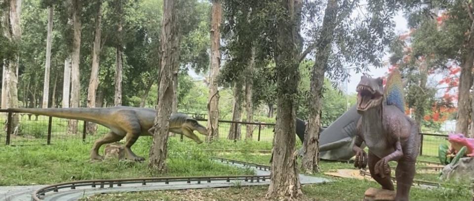 山上花園水道博物館的密林區增加新熱點，有恐龍和大嘴鳥盤踞。 （記者張淑娟攝）