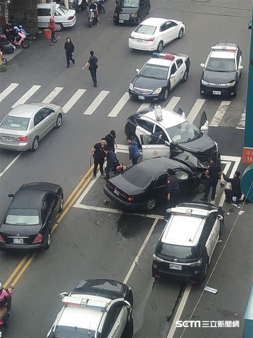 5輛警車前後包夾通緝犯，3名警員因此受傷，其中兩人骨折。（圖／翻攝畫面）