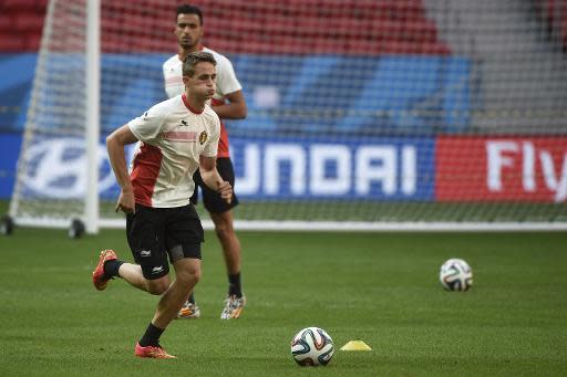 El volante de Bélgica Nacer Chadli (I) y su compañero Adnan Januzaj en acción durante una práctica en el estadio Mané Garrincha en Brasilila, a 1.160 km al noroeste de Rio de Janeiro, el 4 de julio, la víspera del choque ante Argentina por cuartos de final del Mundial-2014. (AFP | Martin Bureau)