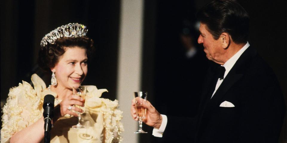 <p>During her official visit to the United States, the queen attended a banquet in San Francisco and toasted glasses with President Ronald Reagan.</p>