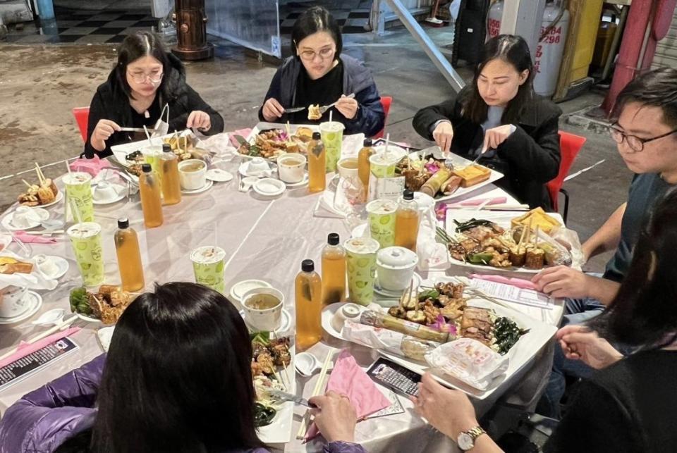 踩線團在東大門夜市享受攤商特別準備的「山海宴」美食。(花蓮縣政府提供)