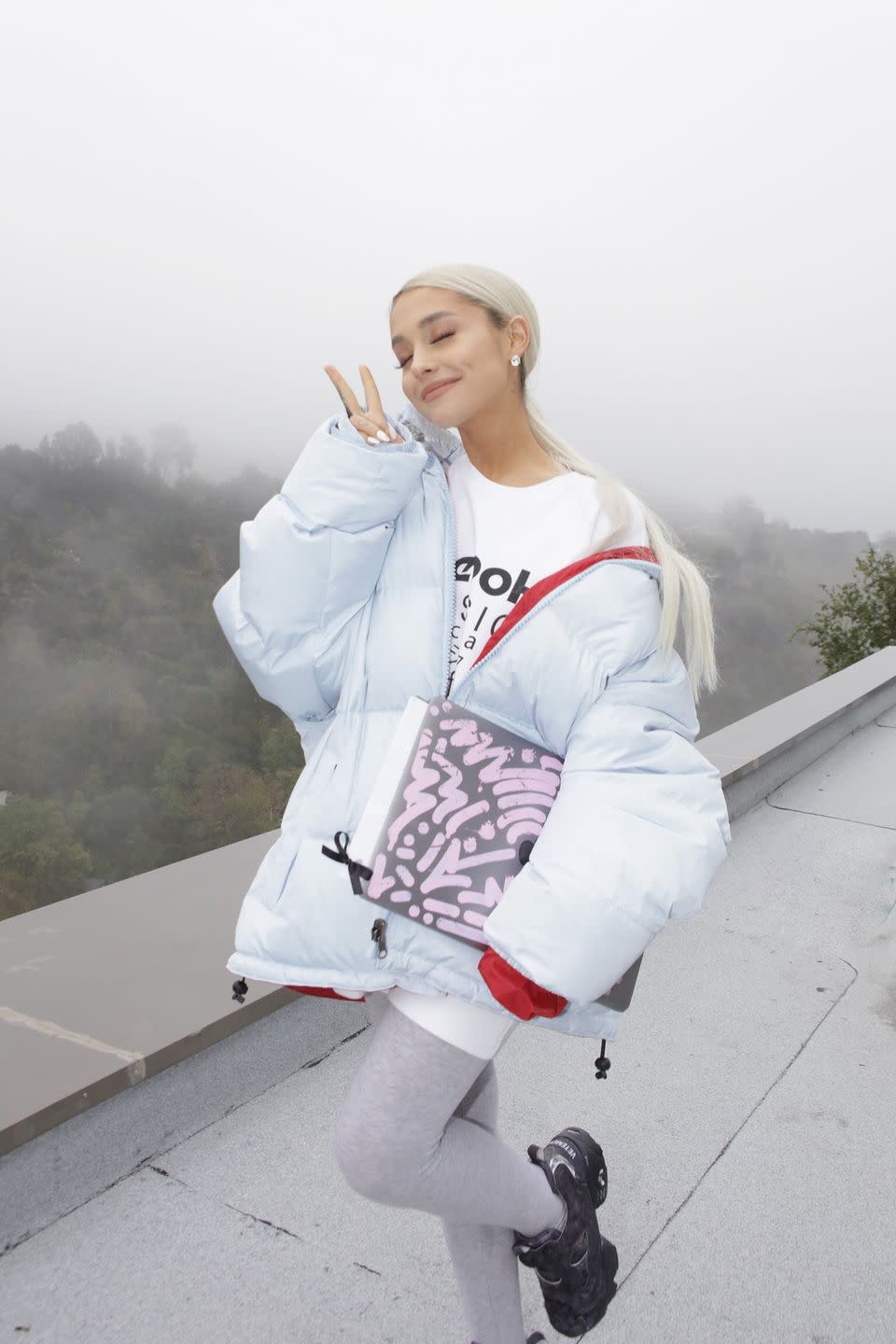 <p>Ari sure has her style nailed, when it comes to dressing off-stage. Her comfortable, sporty outfits are such a refreshing change to her super feminine concert style and I am here for it. </p>