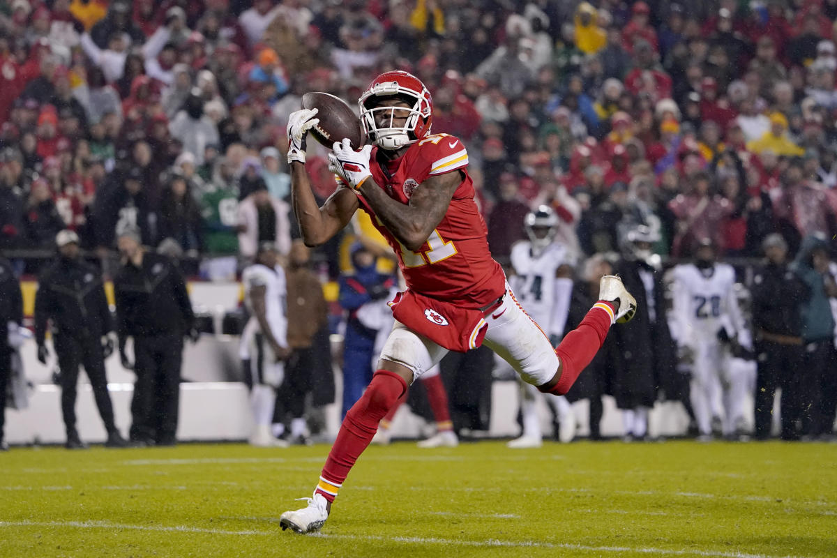Marquez Valdes-Scantling's mistake dooms Chiefs in Super Bowl rematch vs.  gritty Eagles - Yahoo Sports