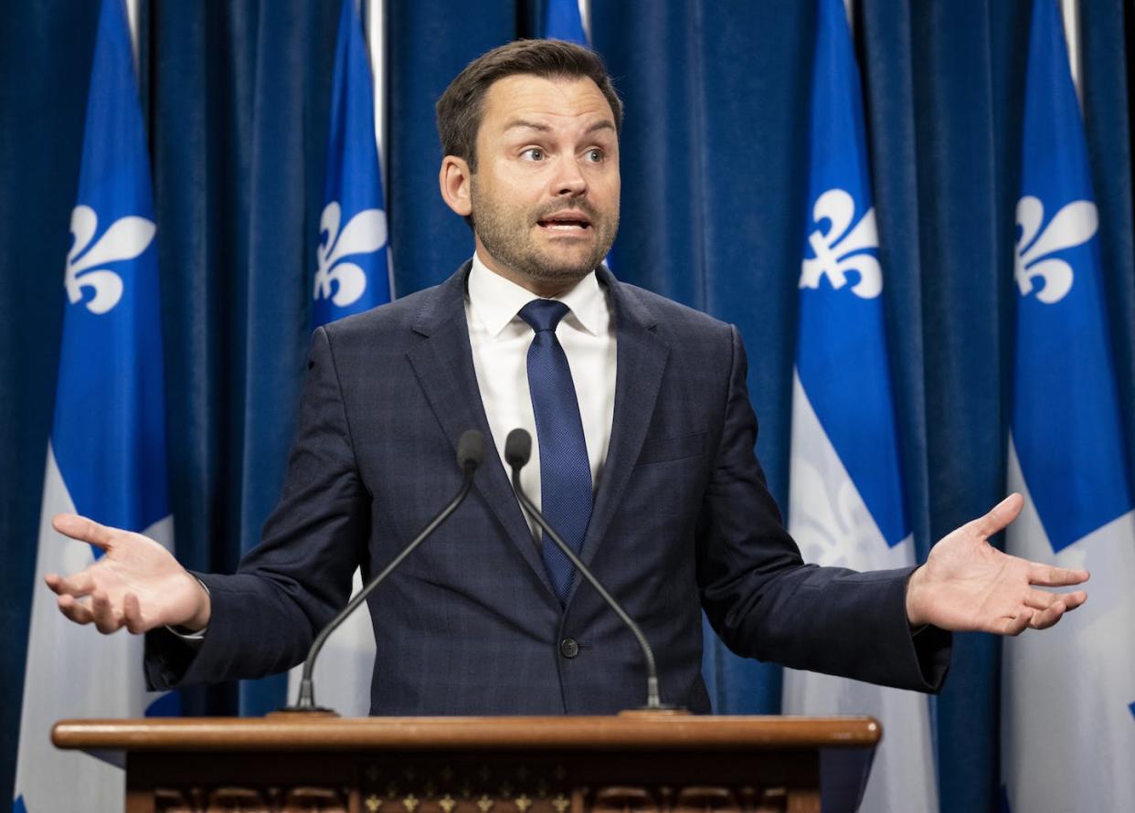 Le chef du Parti québécois, Paul St-Pierre Plamondon, lors d'une conférence de presse, le 17 octobre 2022, à l'Assemblée législative de Québec. Il a réitéré qu'il ne voulait pas prêter serment au roi Charles III. La Presse canadienne/Karoline Boucher