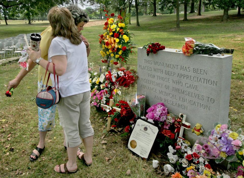 Monuments to honor those who have donated their bodies to science like this one can offer opportunities for their loved ones to mourn and remember them. <a href="https://www.gettyimages.com/detail/news-photo/bodies-photos-by-michael-williamson-neg-6-19-06-burial-news-photo/97103197" rel="nofollow noopener" target="_blank" data-ylk="slk:Michael Williamson/The Washington Post via Getty Images;elm:context_link;itc:0;sec:content-canvas" class="link ">Michael Williamson/The Washington Post via Getty Images</a>