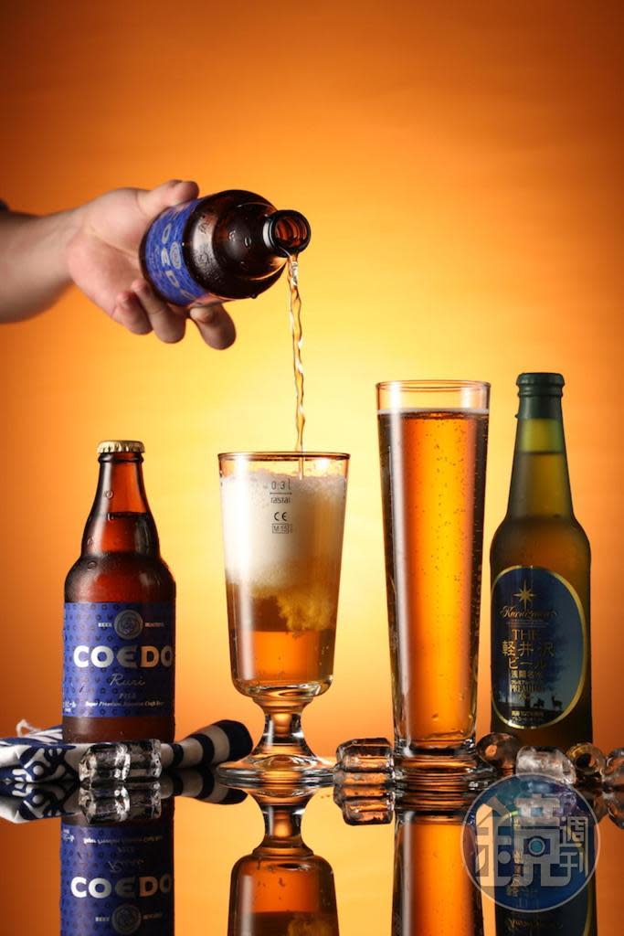 淡拉格系列的「COEDO琉璃」（左，230元／瓶）酒花香氣明顯，清爽易飲；「輕井澤premium lager」（右，275元／瓶）俐落冷冽，麥芽風味鮮明。