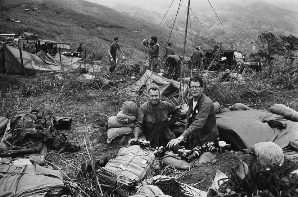 <p>War photographers Terry Fincher of the Daily Express, left, and Larry Burrows from Life Magazine, right, on Hill Timothy, Vietnam. (Photo: Express/Hulton Archive/Getty Images) </p>