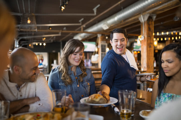 Con algunos simples tips, puedes salir a comer sin echar por la borda la dieta. – Foto: Hero Images/Getty Images