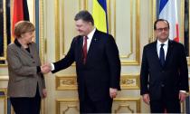 Ukrainian President Petro Poroshenko (C) shakes hands with German Chancellor Angela Merkel (L) and French President Francois Hollande (R) in Kiev on February 5, 2015