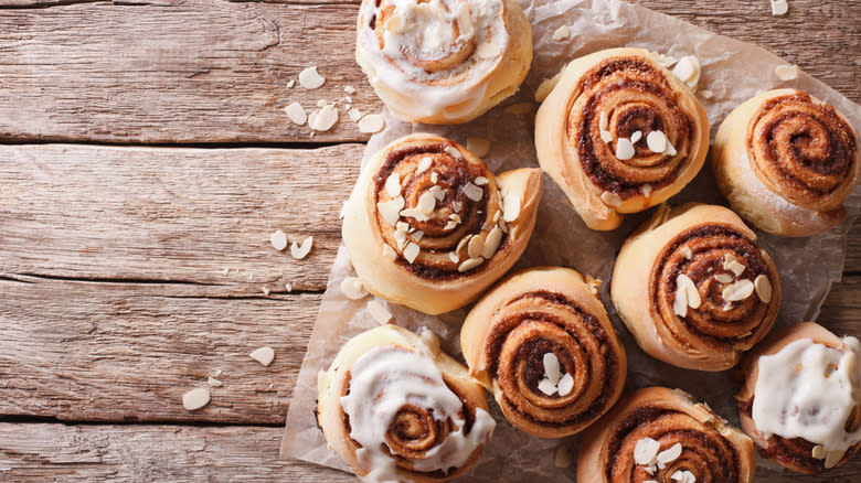 cinnamon rolls and sticky buns