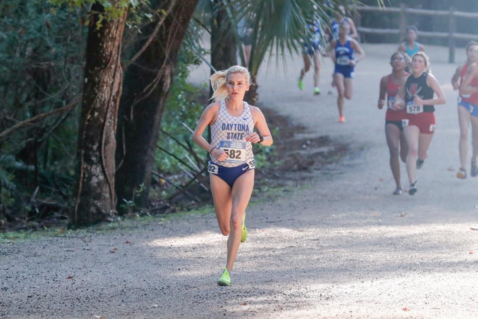 Daytona State's Shannon Jones leads a pack of runners during a cross country meet.