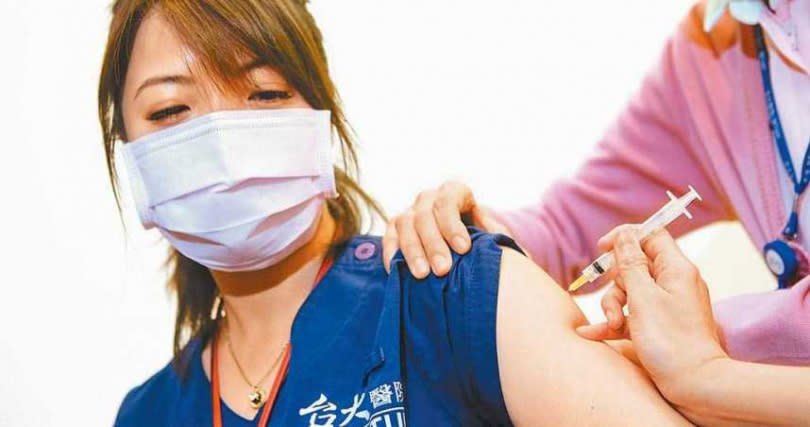 台灣至3月22日才首次施打疫苗，但遭國內外專家學者一致認為實在太晚開始。（圖／報系資料照）