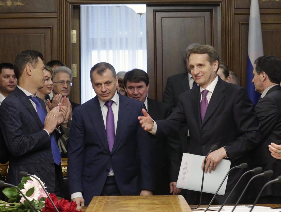 El presidente del Parlamento ruso, Serguei Naryshkin (derecha) da la bienvenida al primer ministro de Crimea, Serguei Aksyono (centro) antes de la conversación que sostuvieron en Moscú, Rusia, el viernes 7 de marzo de 2014. (Foto AP/Alexander Shalgin)