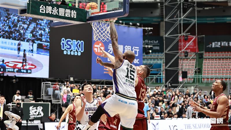 「表弟」卡森斯（DeMarcus Cousins）T1初登場，籃下灌籃沒進。（圖／記者劉彥池攝影）