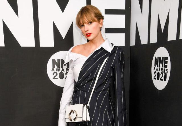 THE scarf has finally been identified!🧣(it's Gucci) : r/TaylorSwift